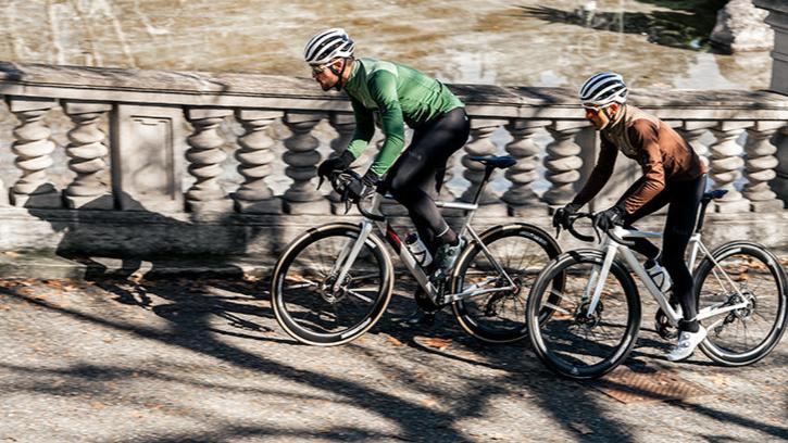 Bereid je voor op je winterse ritten. Kies de juiste kleding net zoals je nieuwe routes kiest. 
Ontdek Parentini's wintercollectie: jouw ultieme bescherming tegen de kou. Blijf warm en beschermd, zelfs bij temperaturen rond het vriespunt. Goede winterkleding is onmisbaar voor iedere wielrenner. 